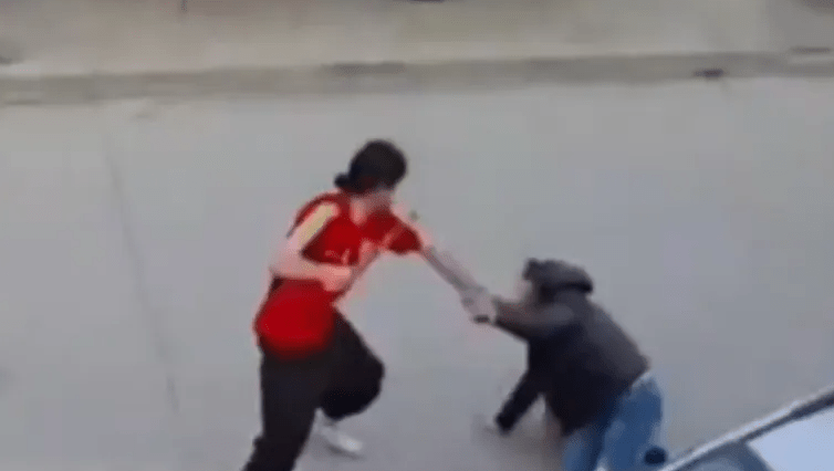 Madre fue brutalmente atacada a palazos en Río Gallegos frente a sus&nbsp;hijos