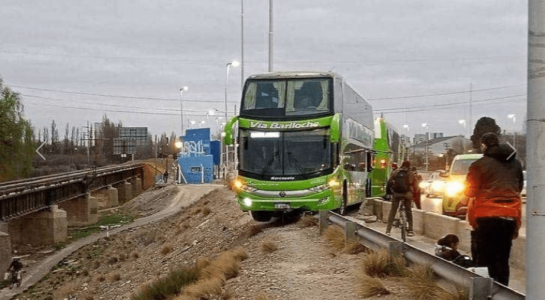 Colectivo de Vía Bariloche estuvo a punto de caer desde un puente&nbsp;carretero