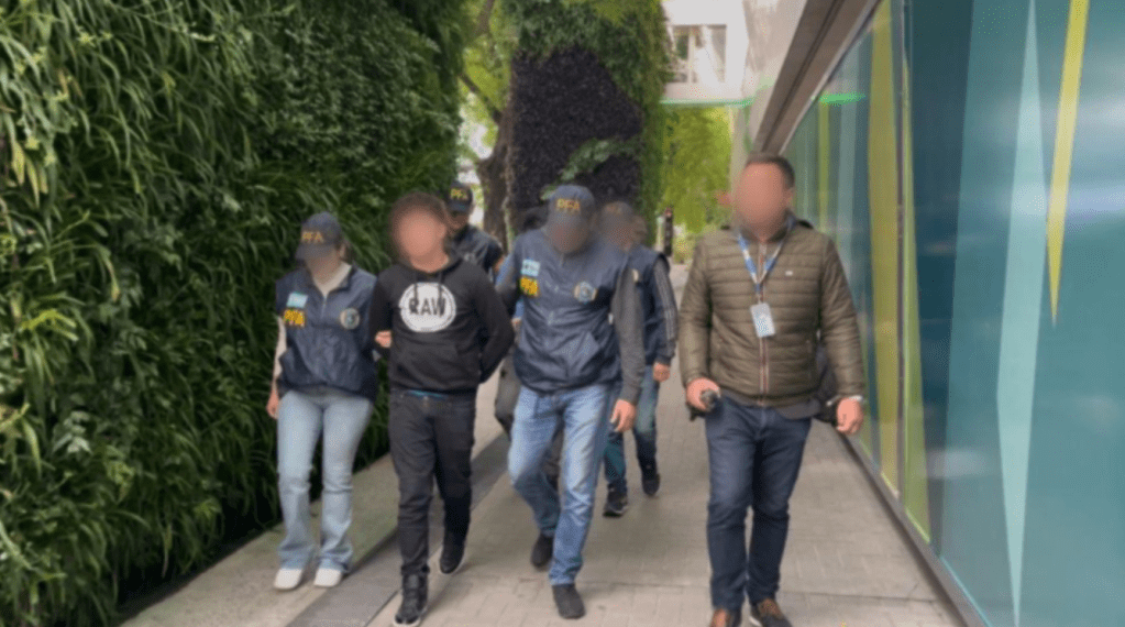 La PFA expulsó a dos chilenos con amplio prontuario internacional tras una operación conjunta con Migraciones y la&nbsp;SIDE