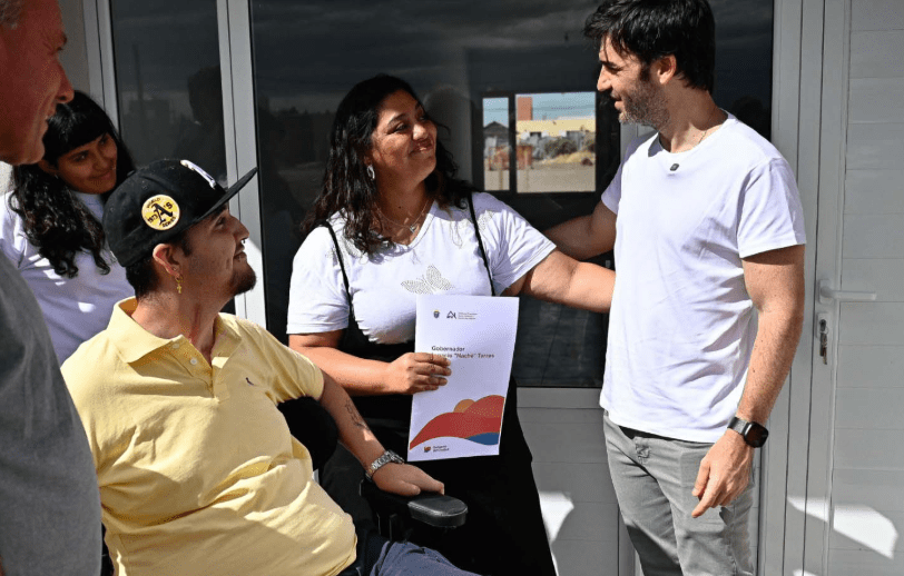 El gobernador Ignacio Torres encabezó la entrega de una vivienda adaptada en la ciudad de Gaiman
