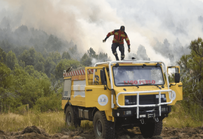 Un incendio avanzó en el Parque Nacional Los Alerces por el viento y provocó evacuaciones