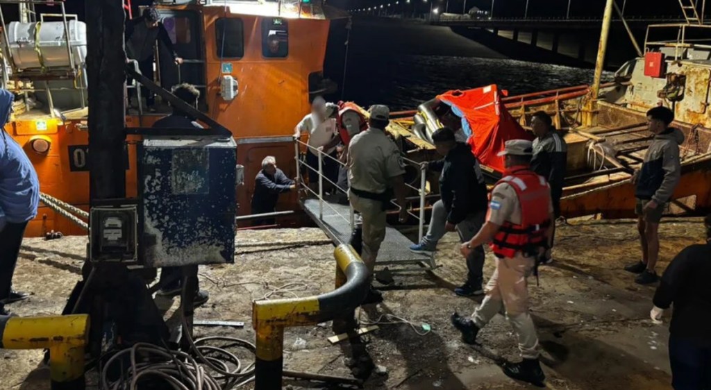 Naufragio en la costa rionegrina activó un masivo operativo de rescate de la Prefectura